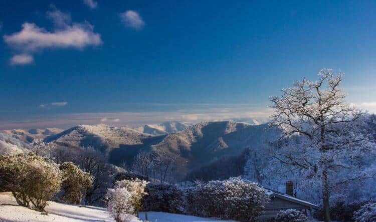 North Georgia mountain escapes with cabins, forests, and panoramic scenic overlooks