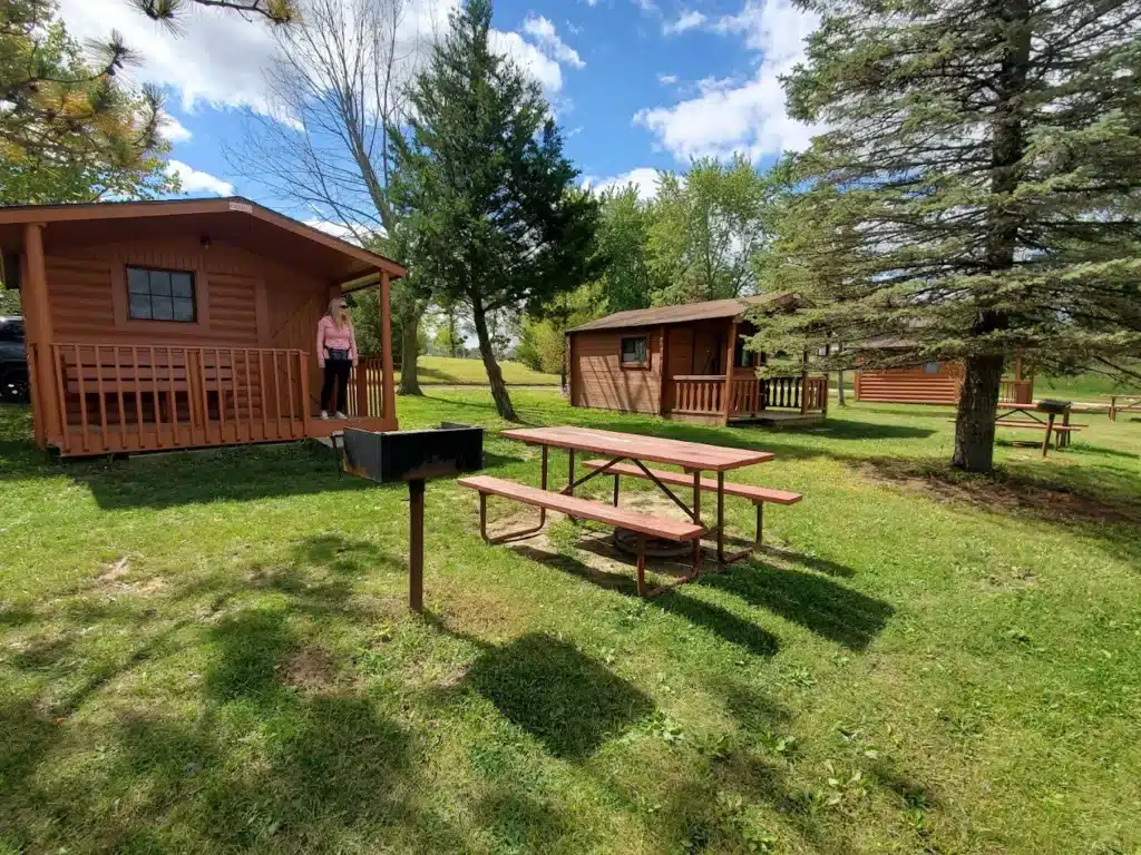 Cabins and picnic area at Happy Acres Kampground in Wisconsin